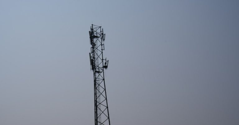 A tall tower with a cell phone on top of it, illustrating jamming in a Tijuana prison