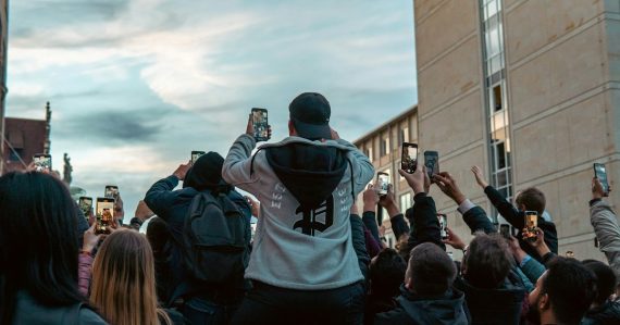 A group of people taking pictures with their cell phones, illustrating phones hidden by a Costa Rican inmate