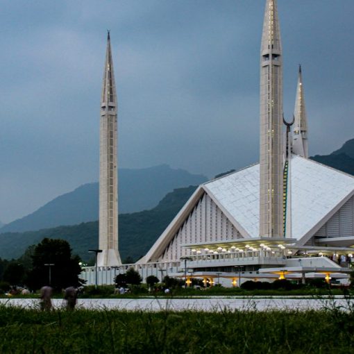 The Faisal Mosque in Islamabad against a backdrop of mountains, illustrating jamming phones in Peshawar jail