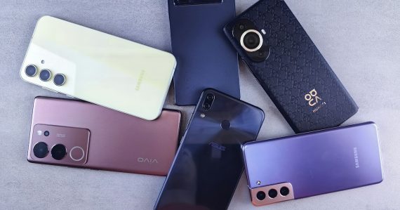 A group of cell phones sitting next to each other, illustrating donating confiscated phones to soldiers